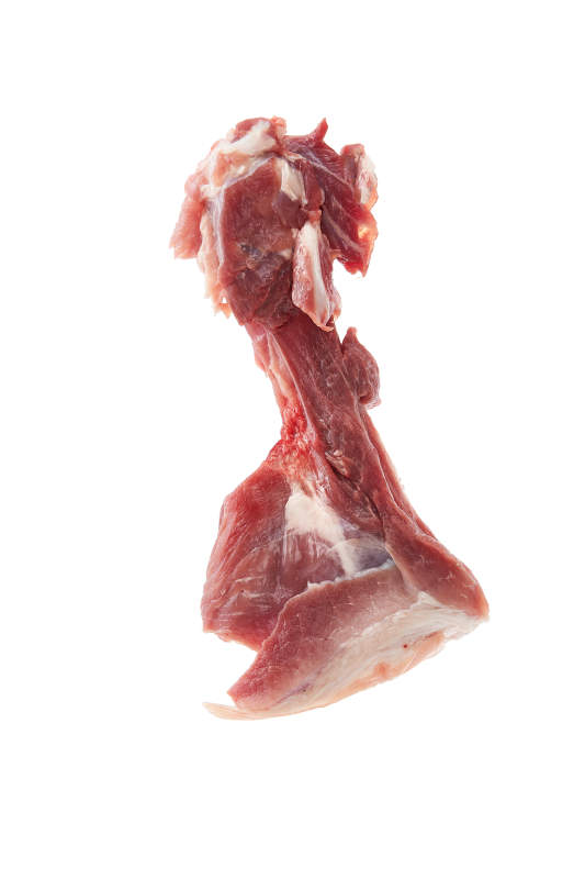 白色背景下的生鮮豬棒骨