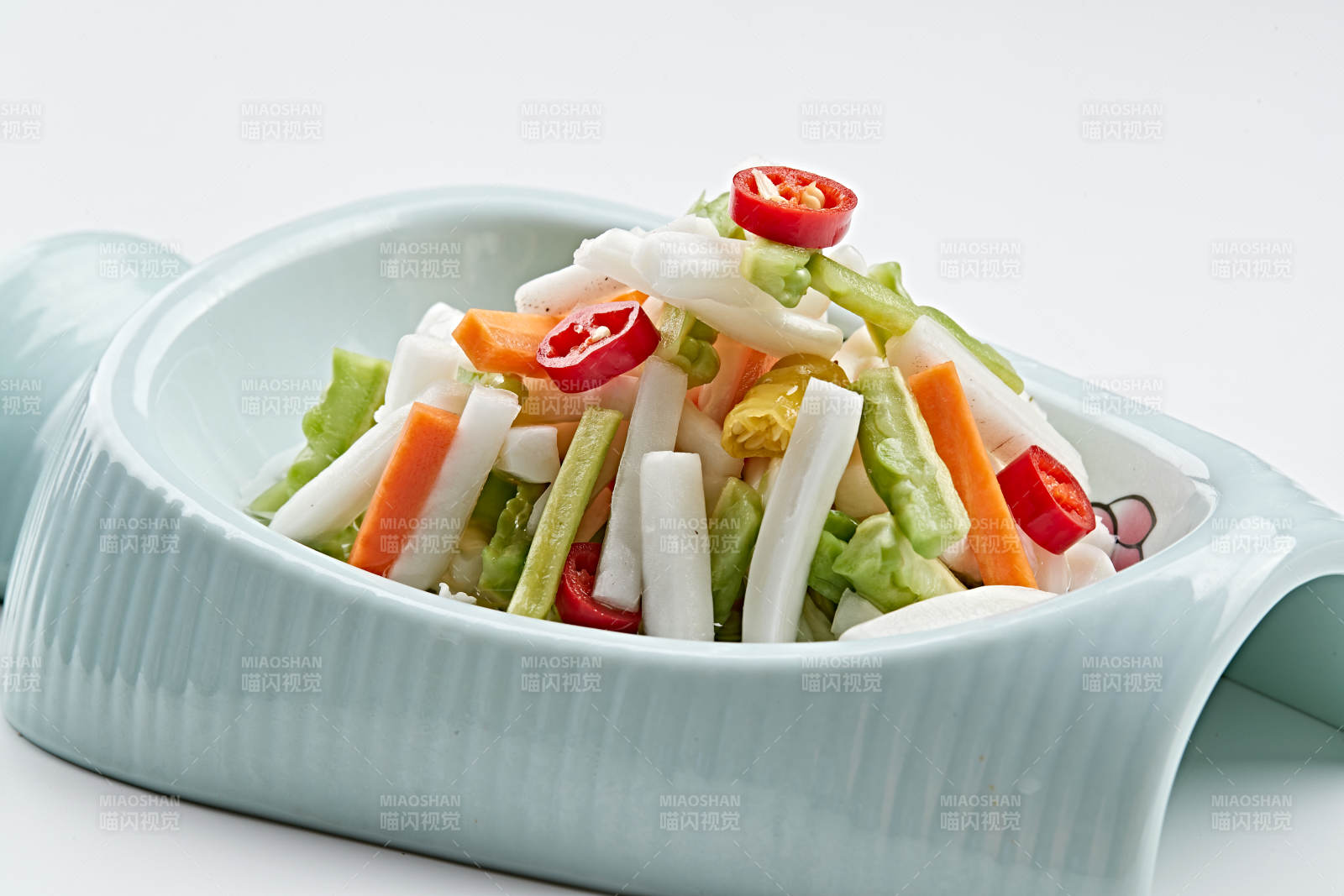 精美餐具裝的香辣糖醋小時蔬