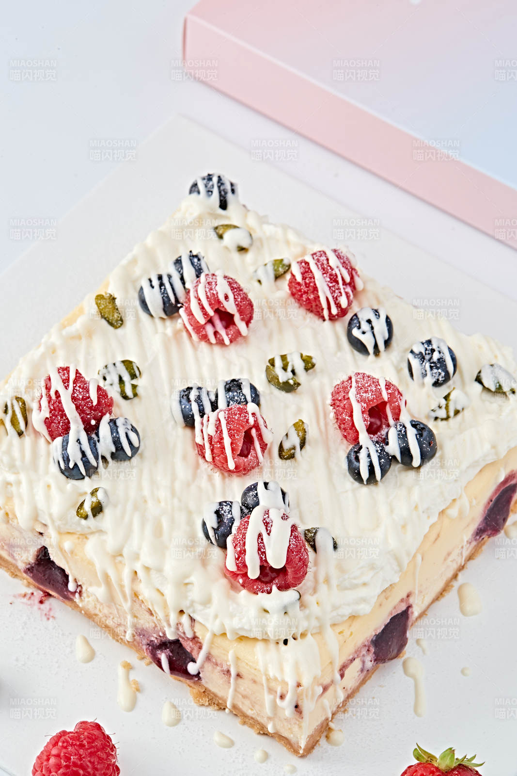 蓝莓树莓鲜奶慕斯蛋糕