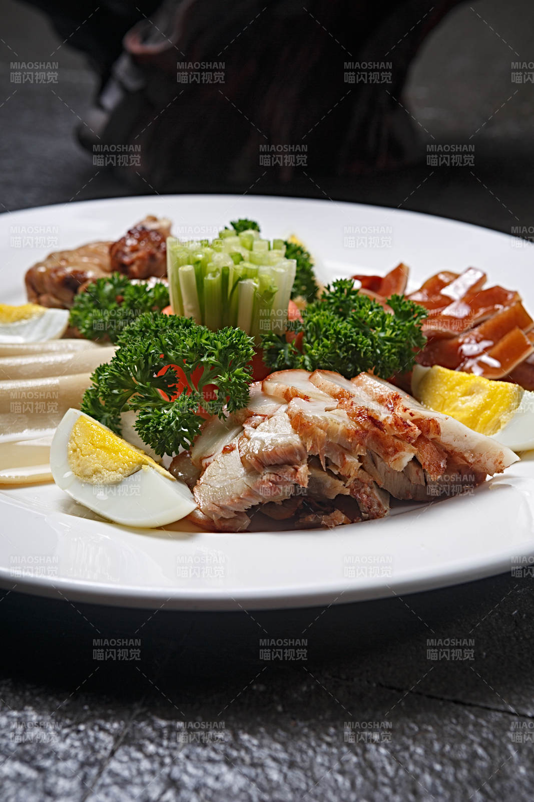 白色瓷盤裝的鹵味拼盤