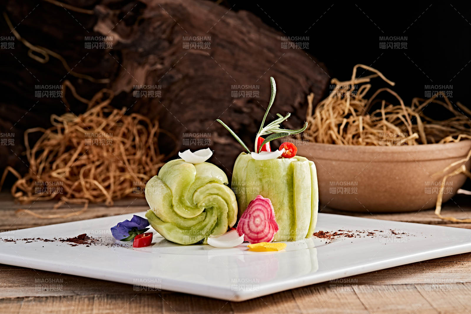 白色瓷盘装的腌渍玉女瓜