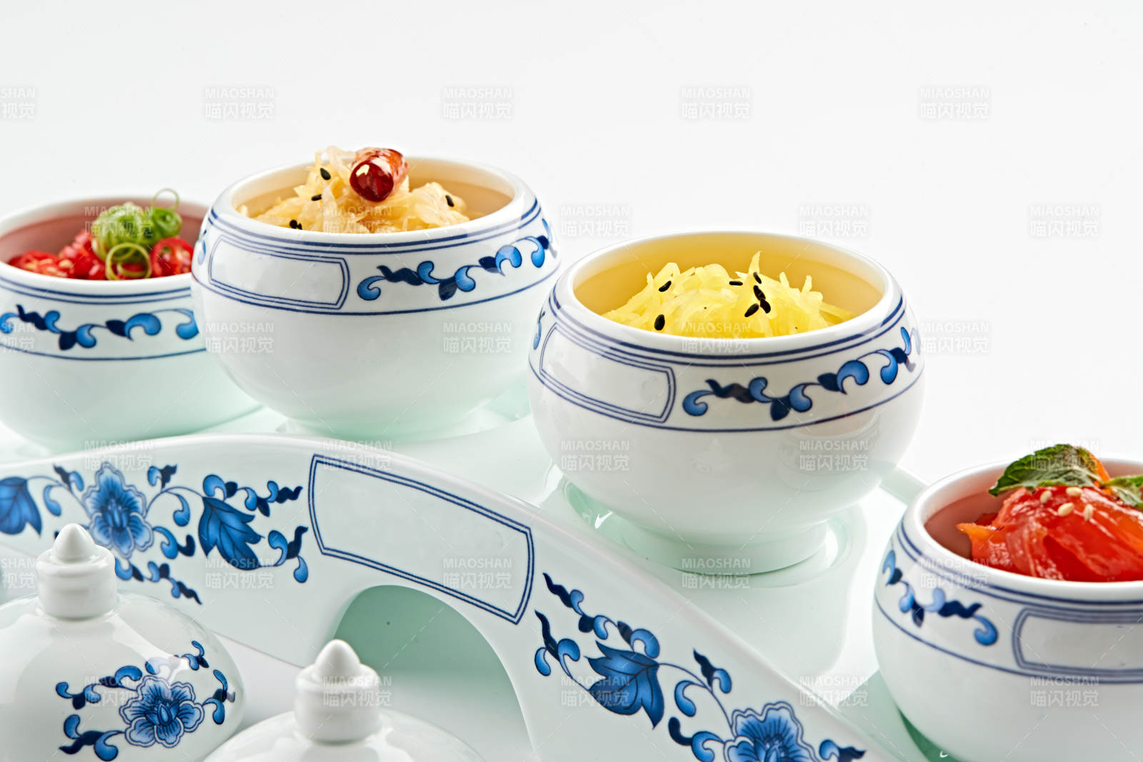 青花瓷餐具套裝的農(nóng)家四缸佐餐菜