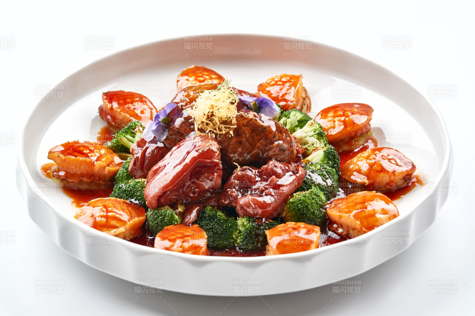 白色瓷盘装的酱烧猪肘鲜鲍鱼