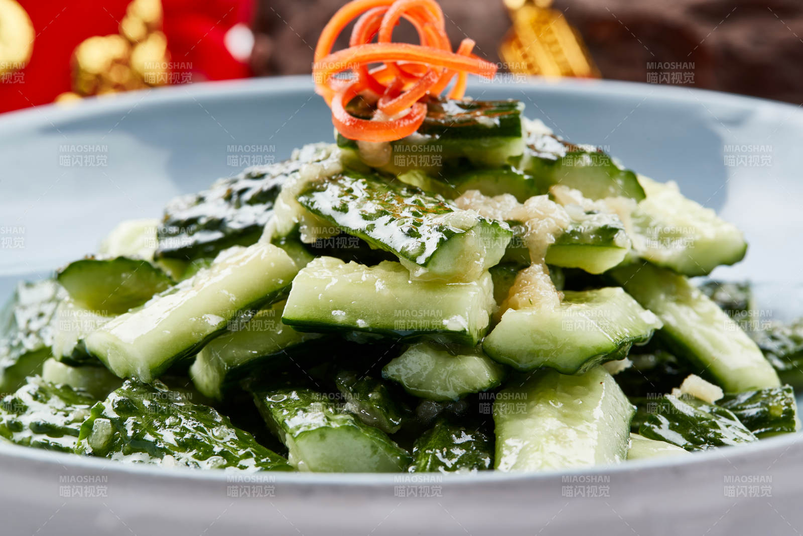 青色瓷盘装的冰镇美味拍黄瓜