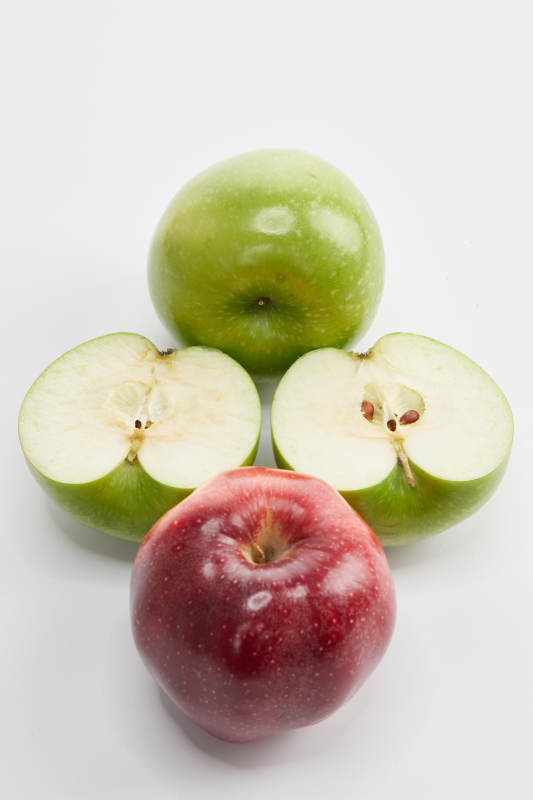白色背景上摆放的新鲜苹果