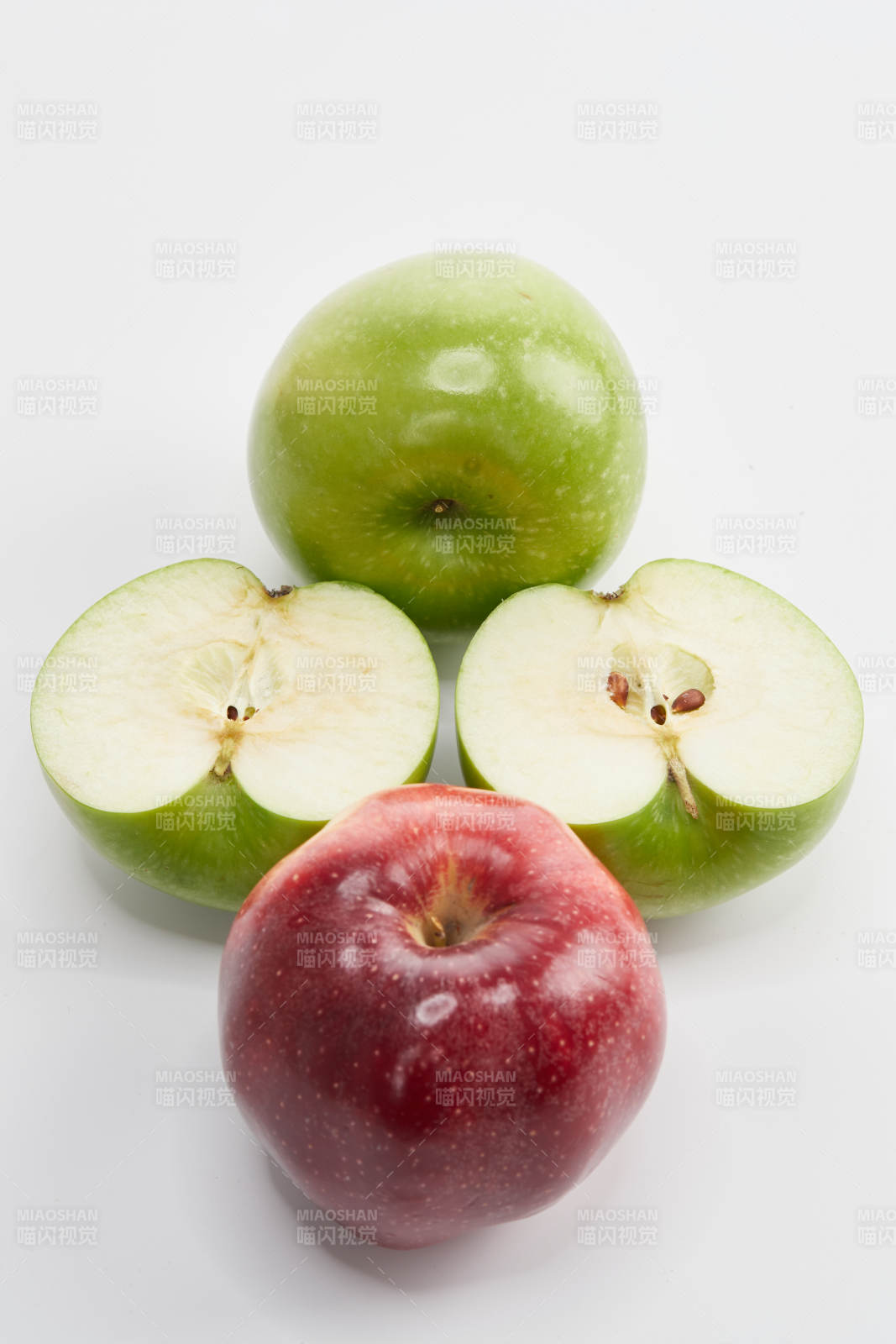 白色背景上摆放的新鲜苹果