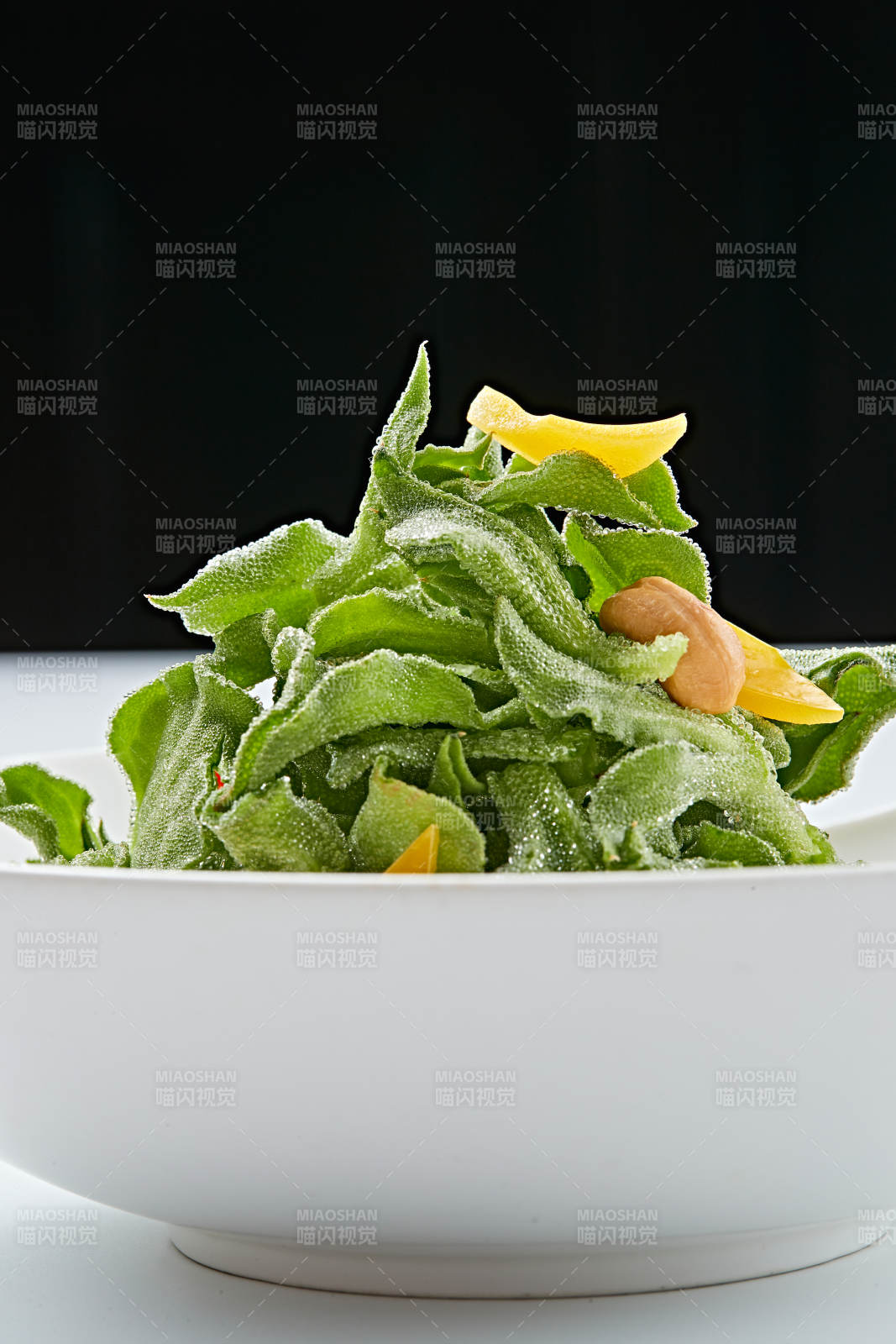 白色瓷盤裝的麻醬涼拌穿心蓮