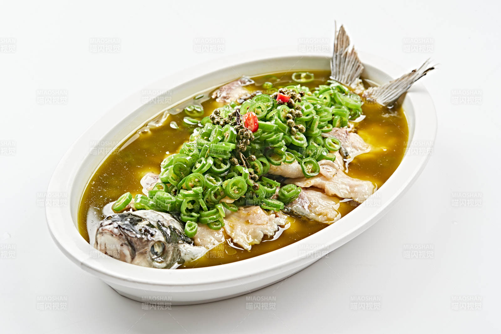 白色瓷盘装的香辣藤椒酸汤鱼