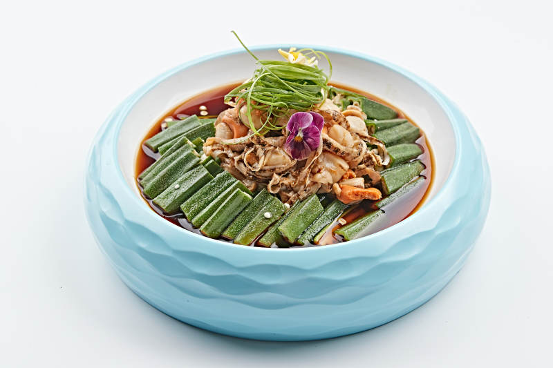 精美餐具装的捞汁秋葵扇贝丁