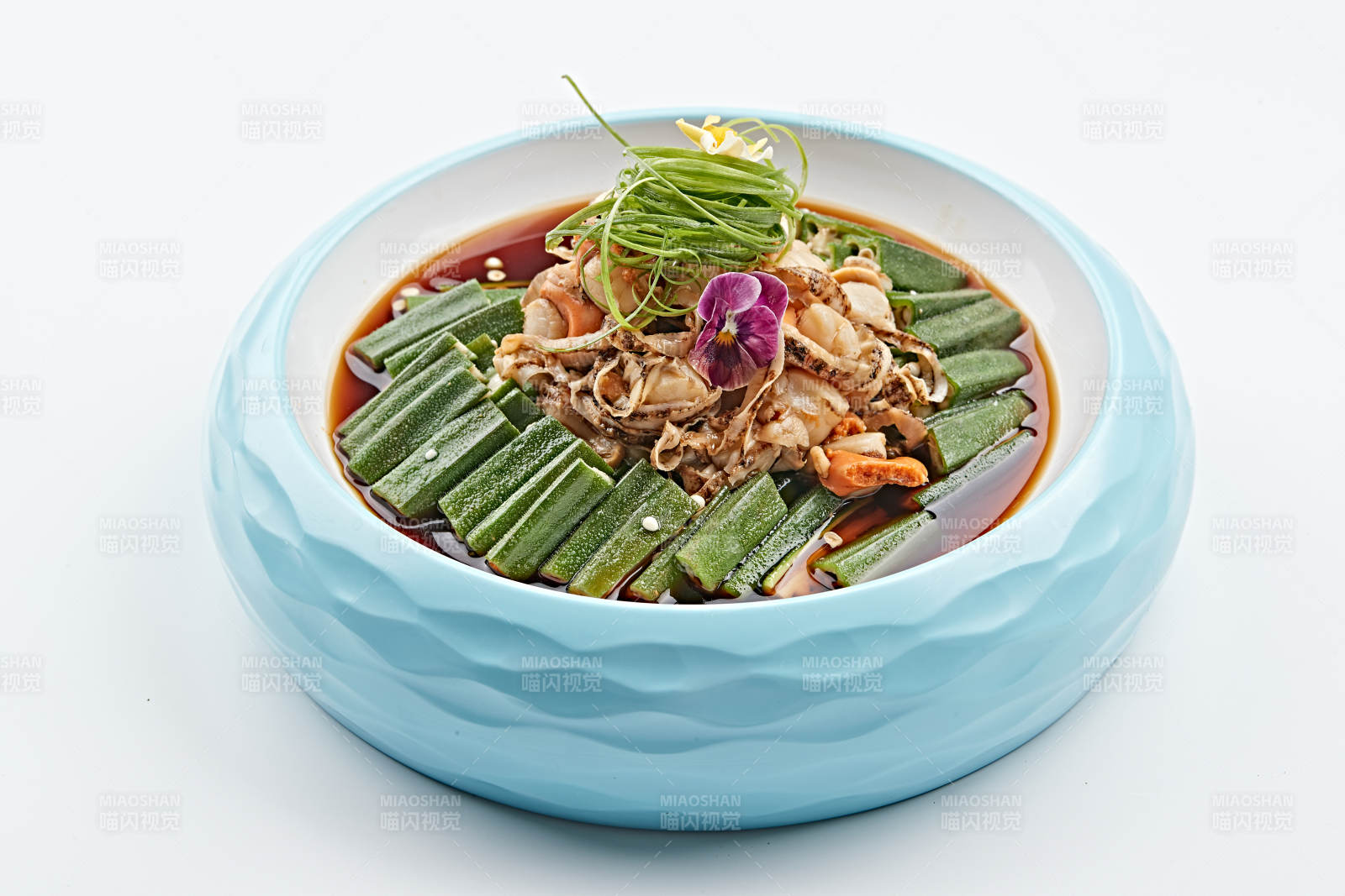 精美餐具装的捞汁秋葵扇贝丁