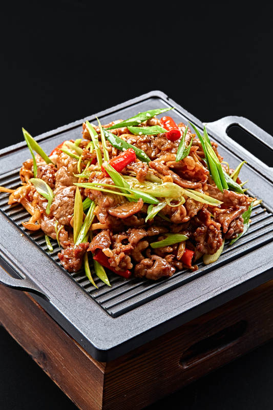黑铁板盛装的湘味鲜辣铁板黄牛肉