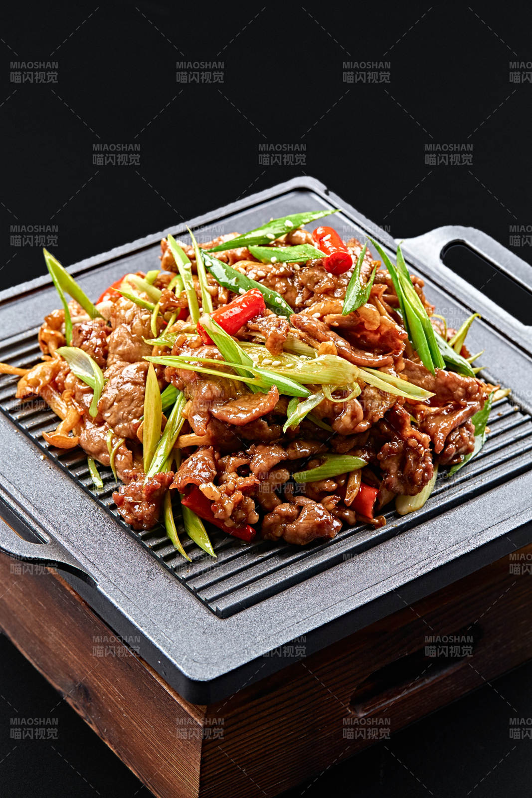 黑铁板盛装的湘味鲜辣铁板黄牛肉