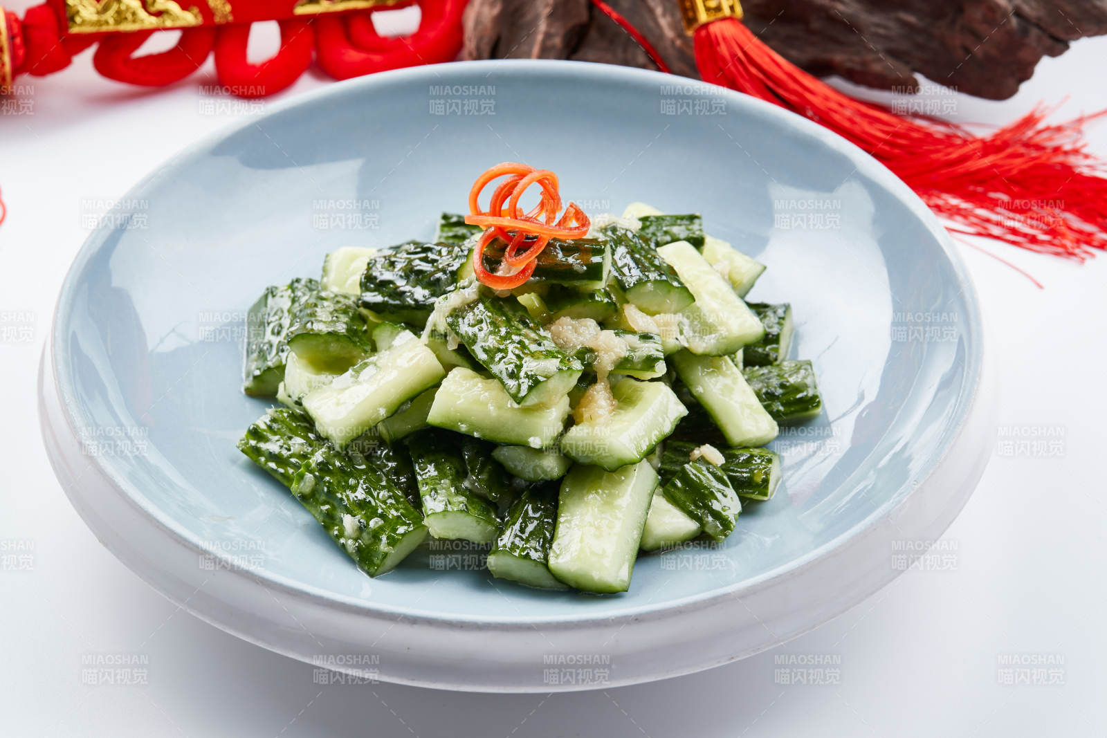 青色瓷盤裝的冰鎮美味拍黃瓜