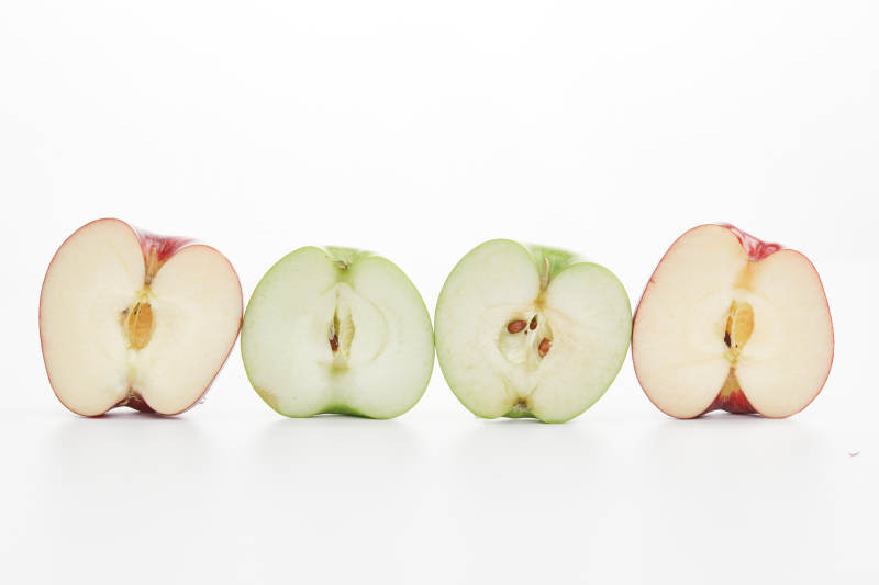 白色背景上擺放的新鮮蘋果