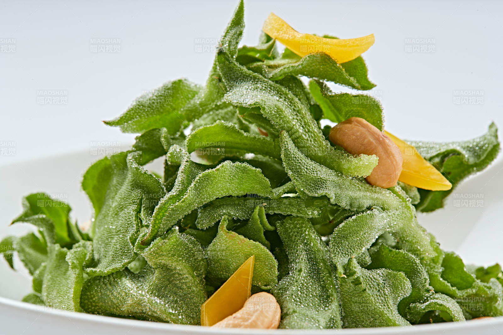 白色瓷盤裝的麻醬涼拌穿心蓮