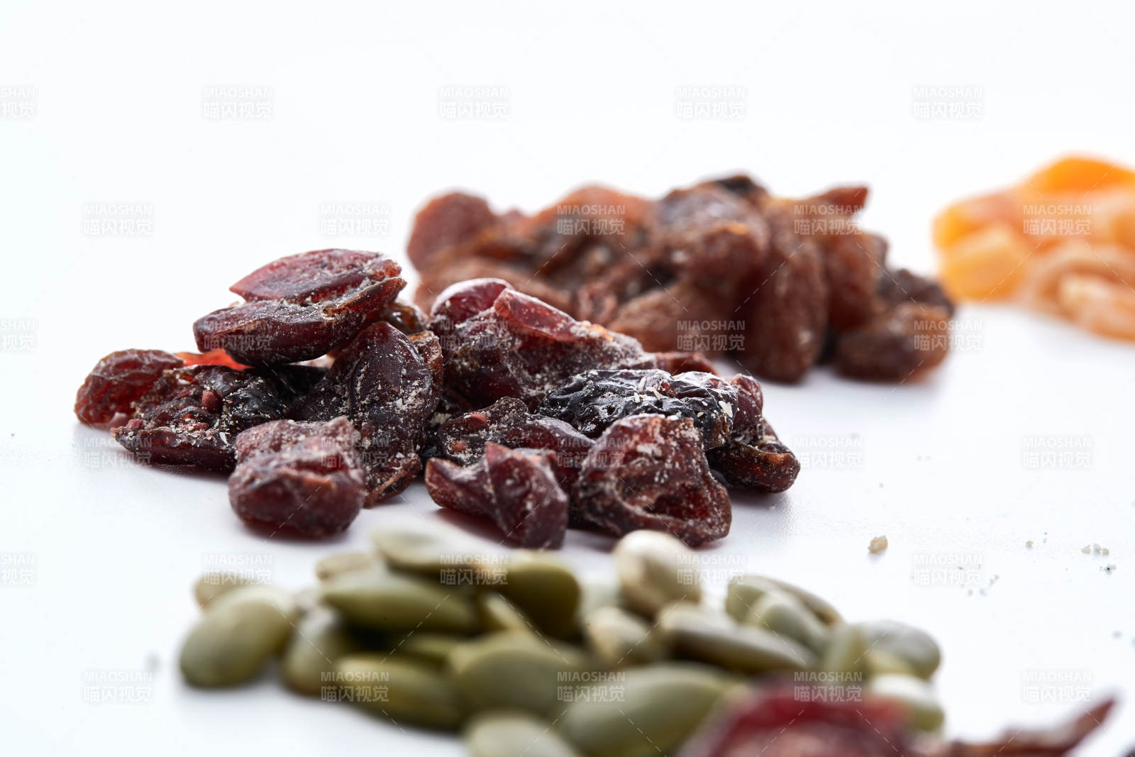 美味健康的营养早餐坚果混合烤燕麦