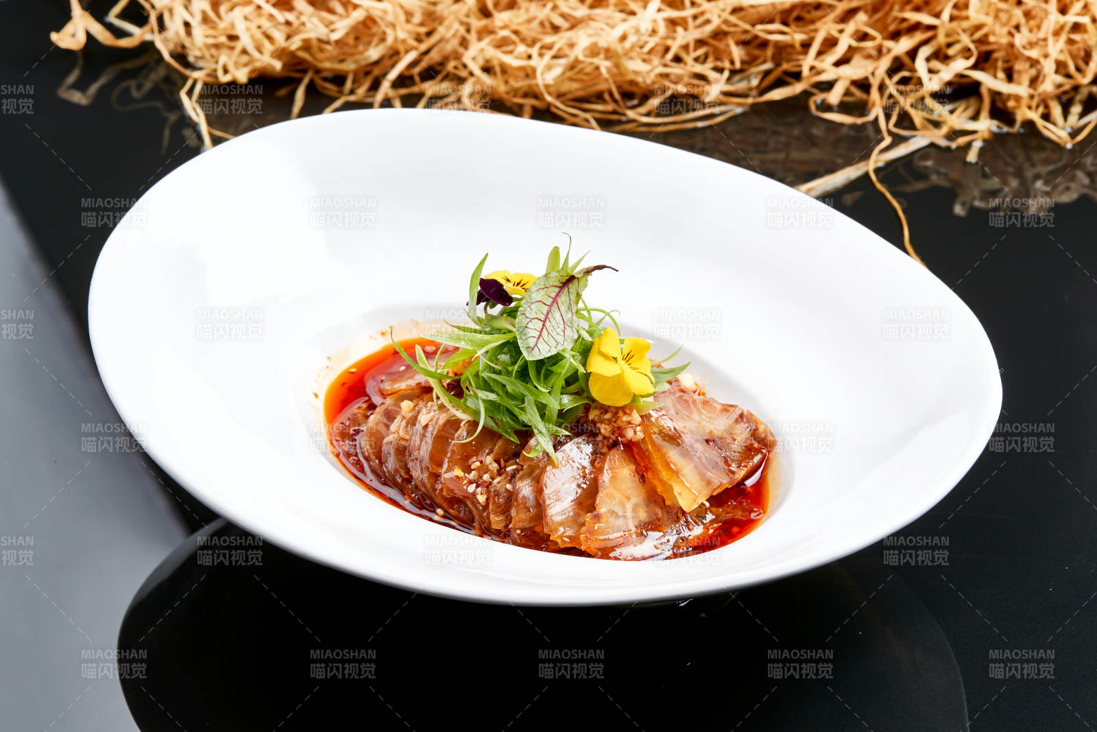 白色瓷盤裝的醬爆海參