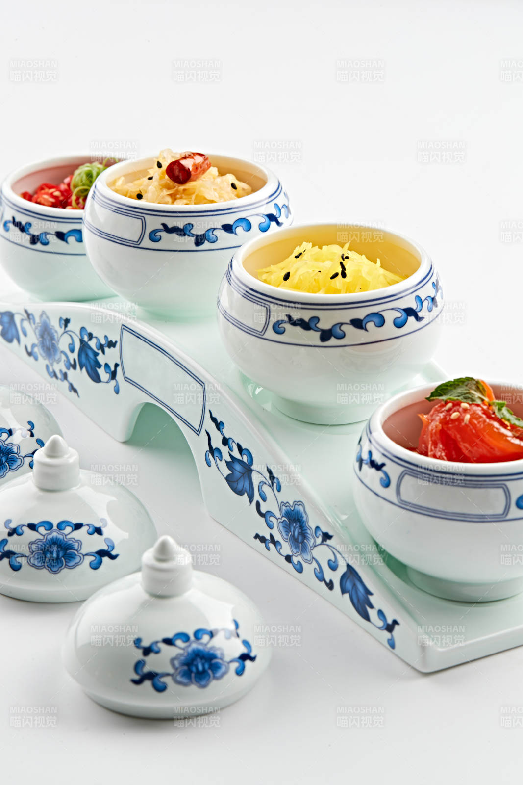青花瓷餐具套裝的農家四缸佐餐菜