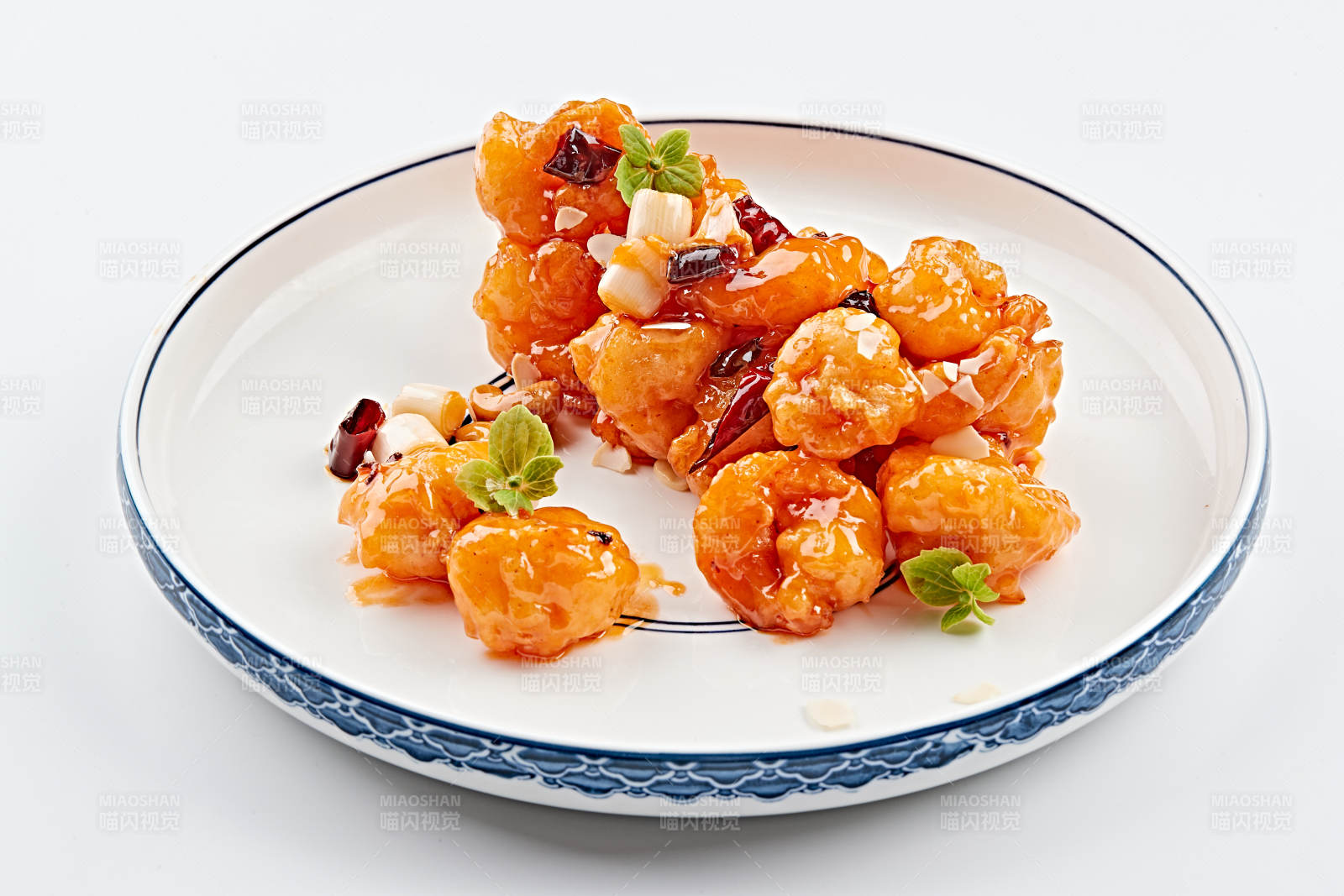 白色青花瓷盤裝的川味宮保大蝦球