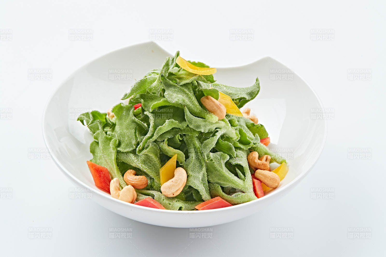 白色瓷盤裝的麻醬涼拌穿心蓮