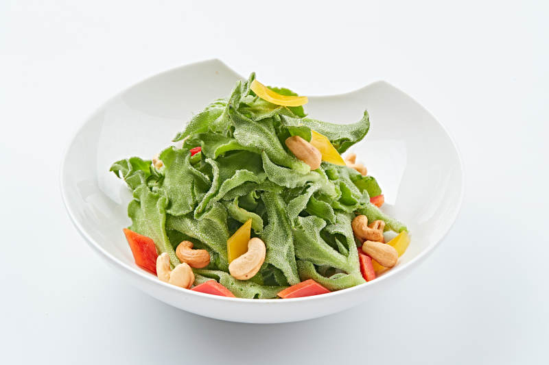 白色瓷盘装的麻酱凉拌穿心莲