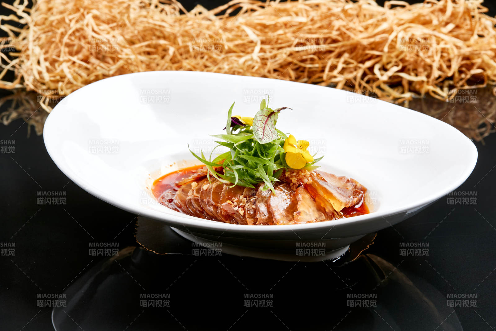 白色瓷盤裝的紅油牛腱