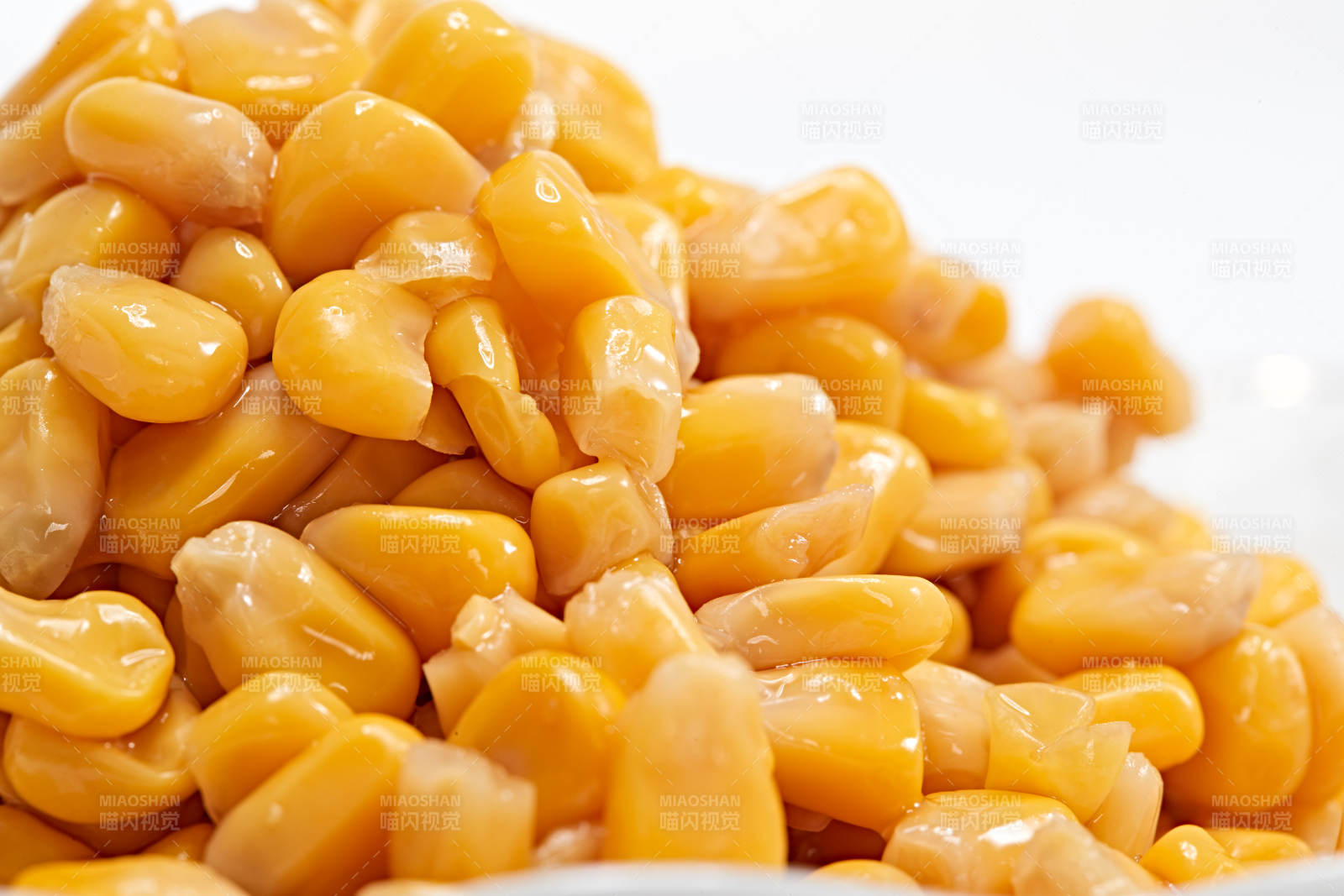 白色背景上的甜玉米粒