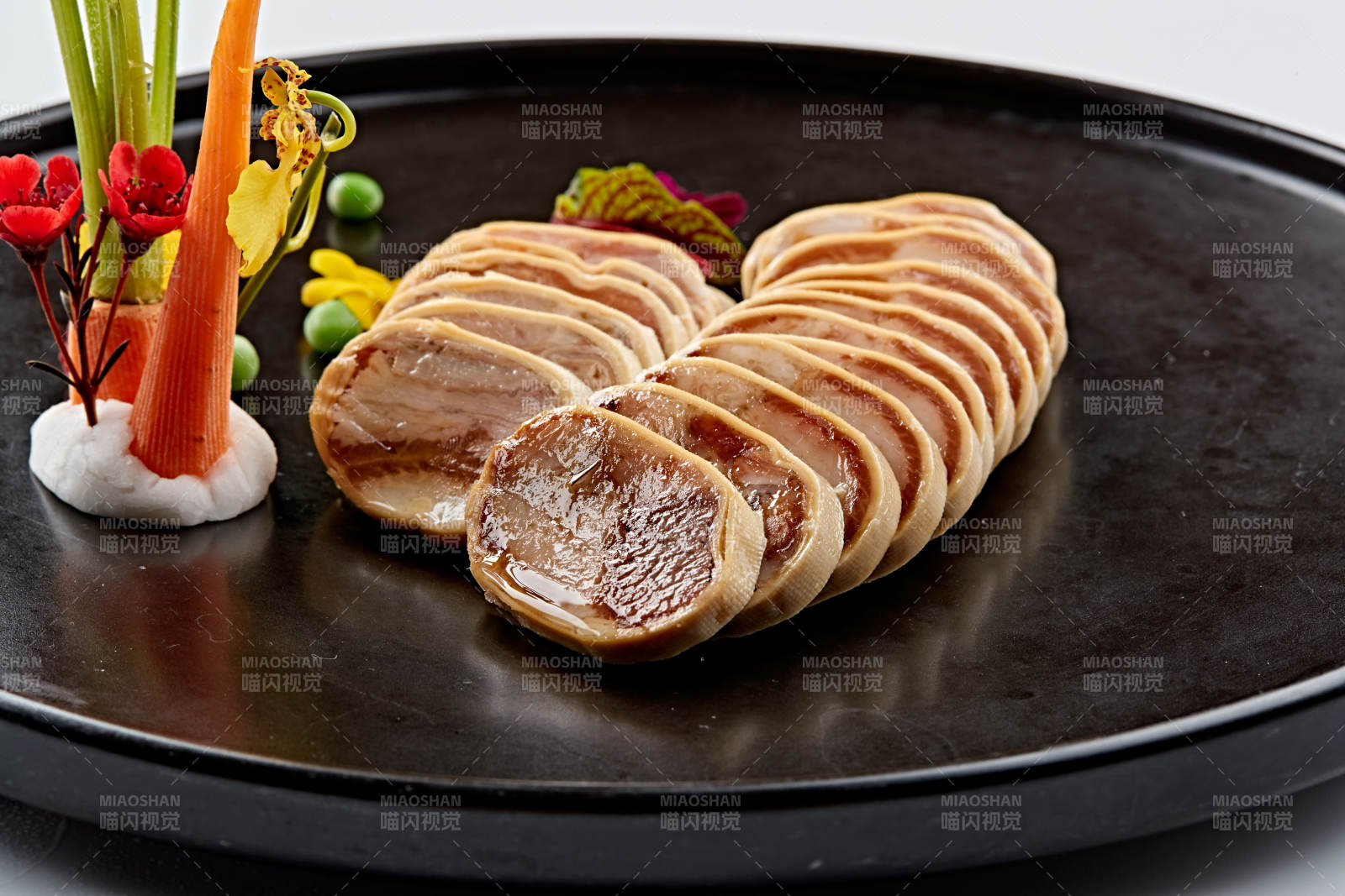 黑色瓷盘装的豆皮压肘花