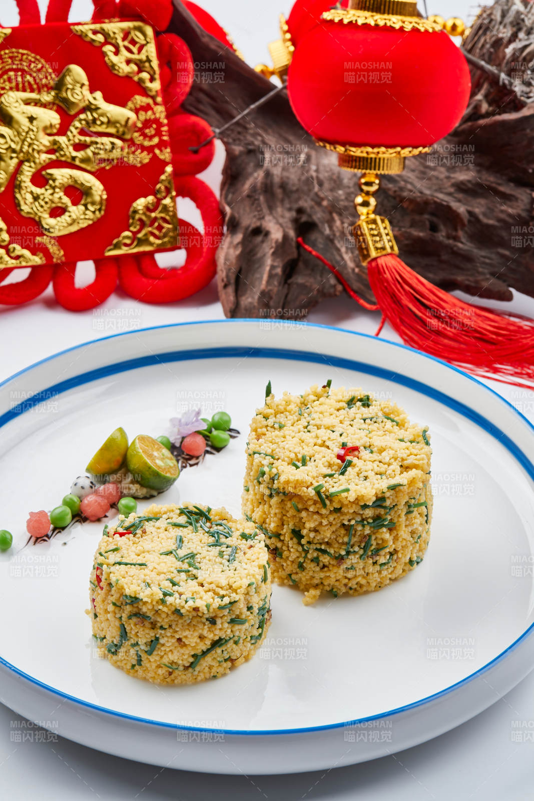 白色瓷盘装的的韭菜小米糕