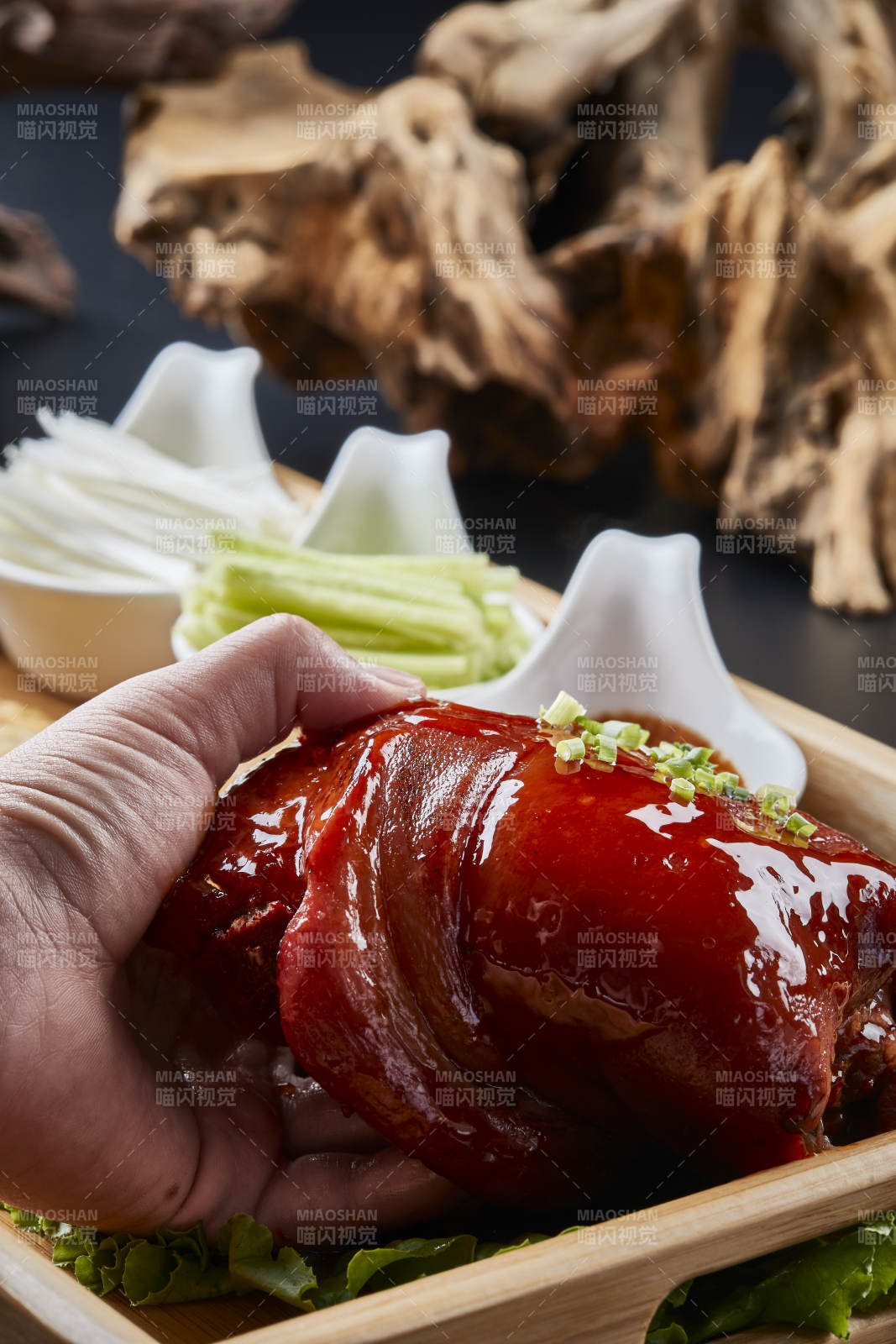 木质餐具装的杂粮饼时蔬配红烧肘子