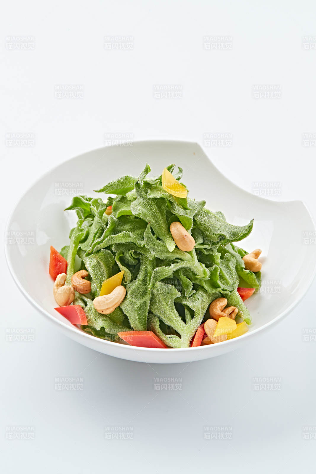 白色瓷盤裝的麻醬涼拌穿心蓮