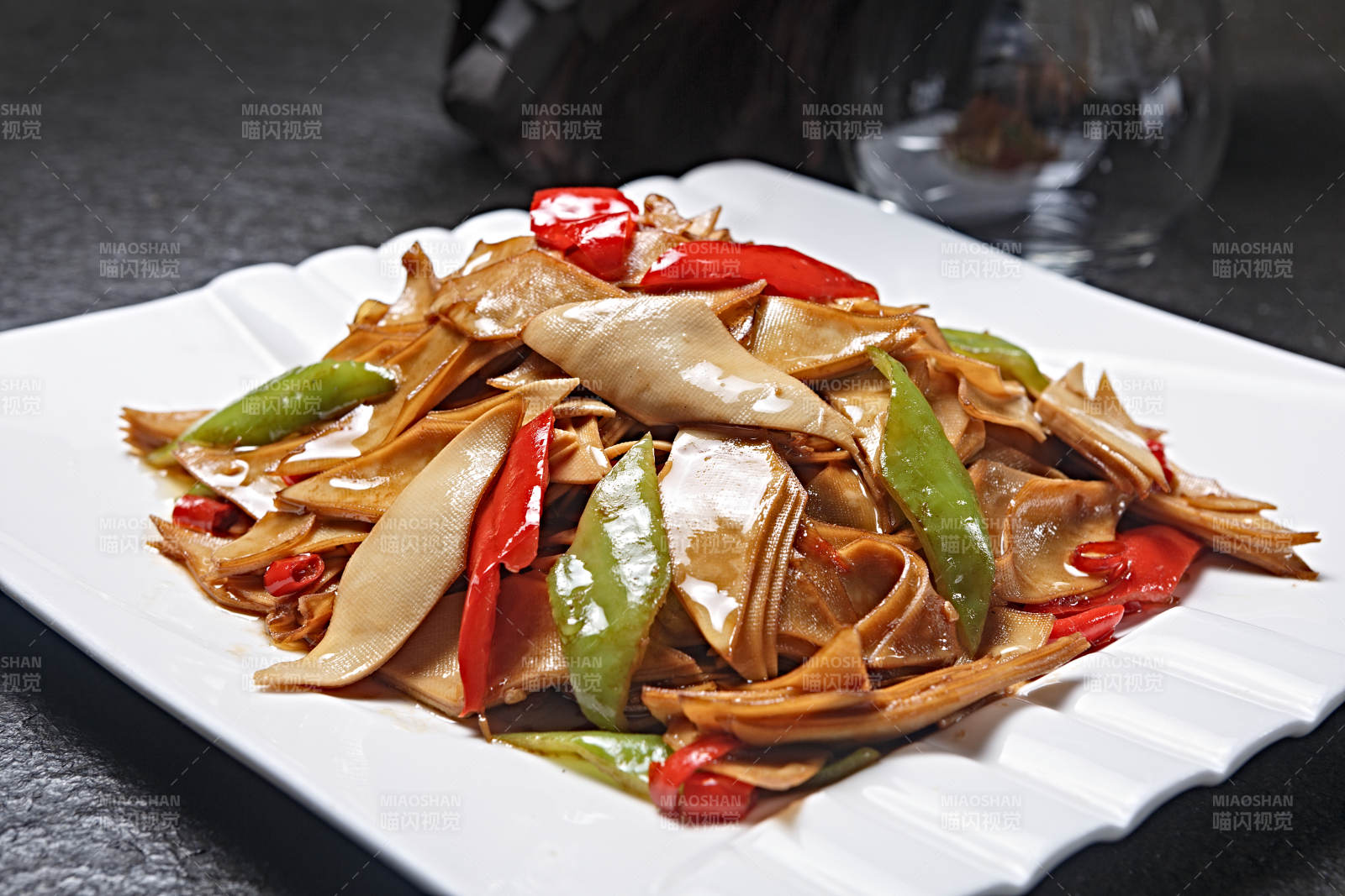 白色瓷盘装的尖椒豆腐皮