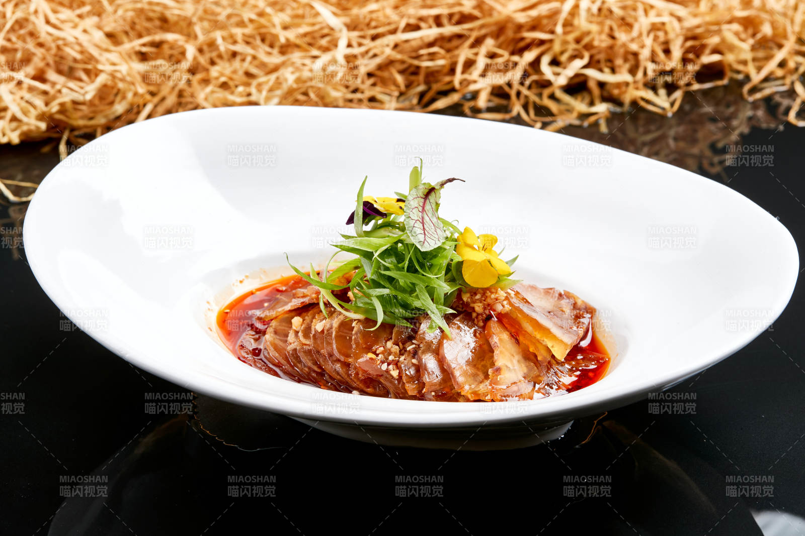 白色瓷盘装的红油牛腱