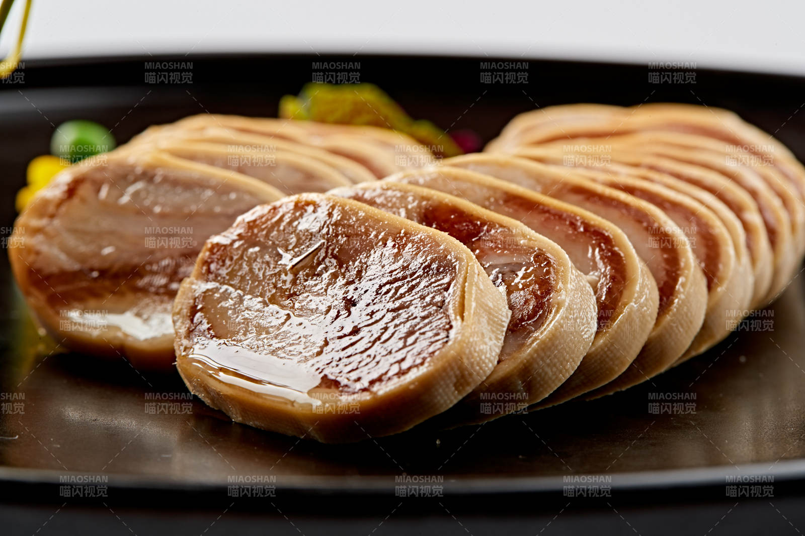 黑色瓷盘装的豆皮压肘花