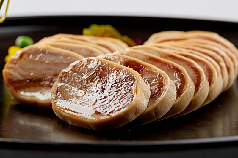 黑色瓷盘装的豆皮压肘花