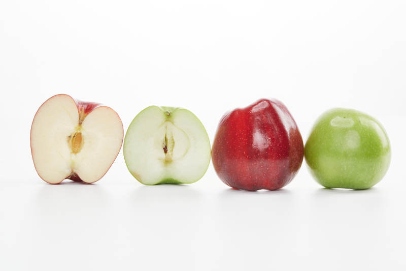 白色背景上擺放的新鮮蘋果