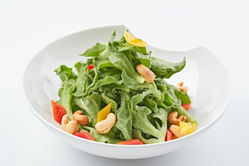 白色瓷盘装的麻酱凉拌穿心莲