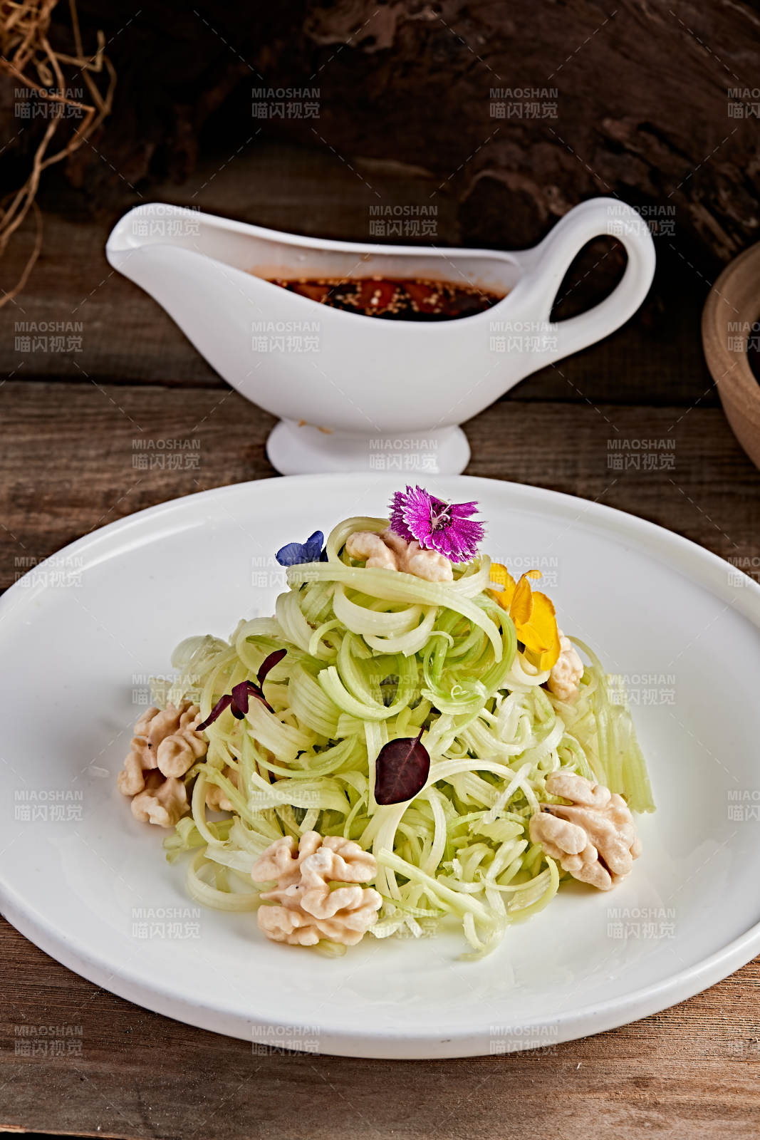 白色瓷盤裝的澆汁桃仁西芹絲