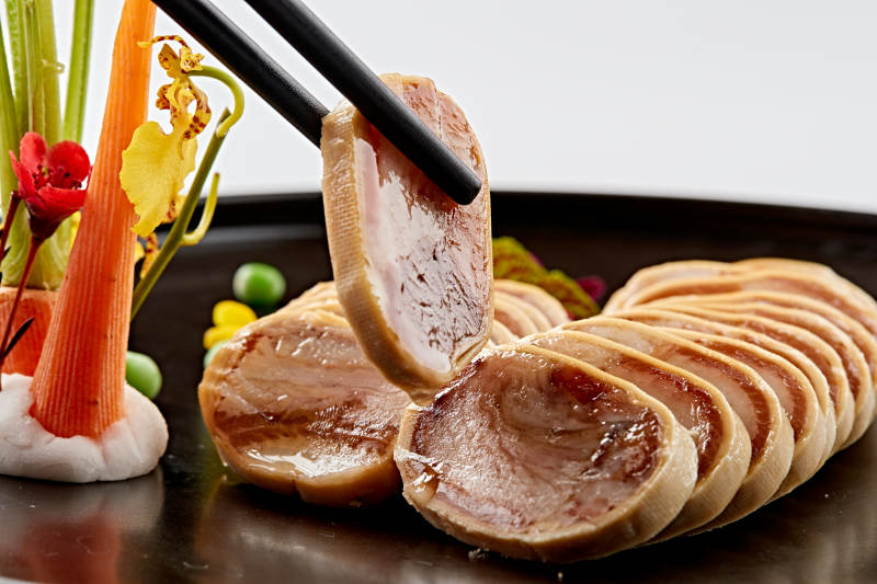 黑色瓷盘装的豆皮压肘花