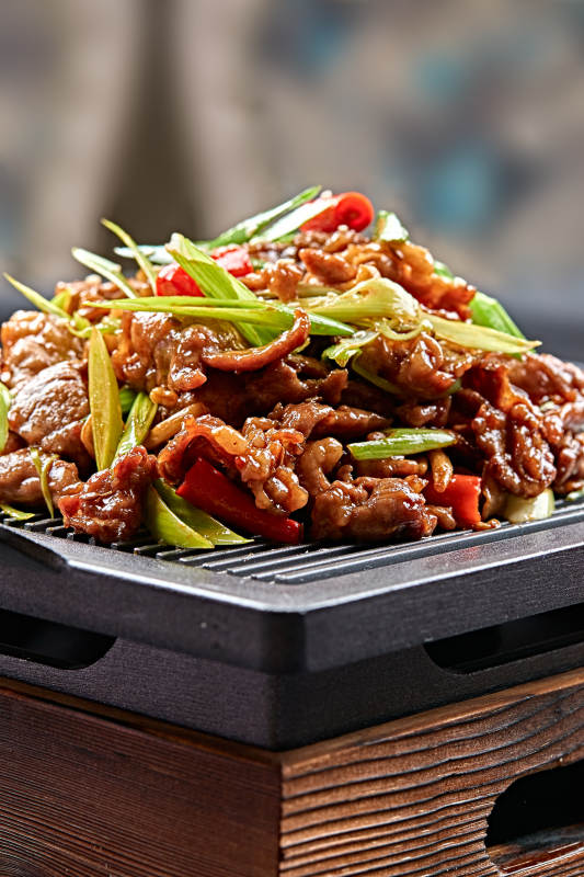 黑铁板盛装的湘味鲜辣铁板黄牛肉