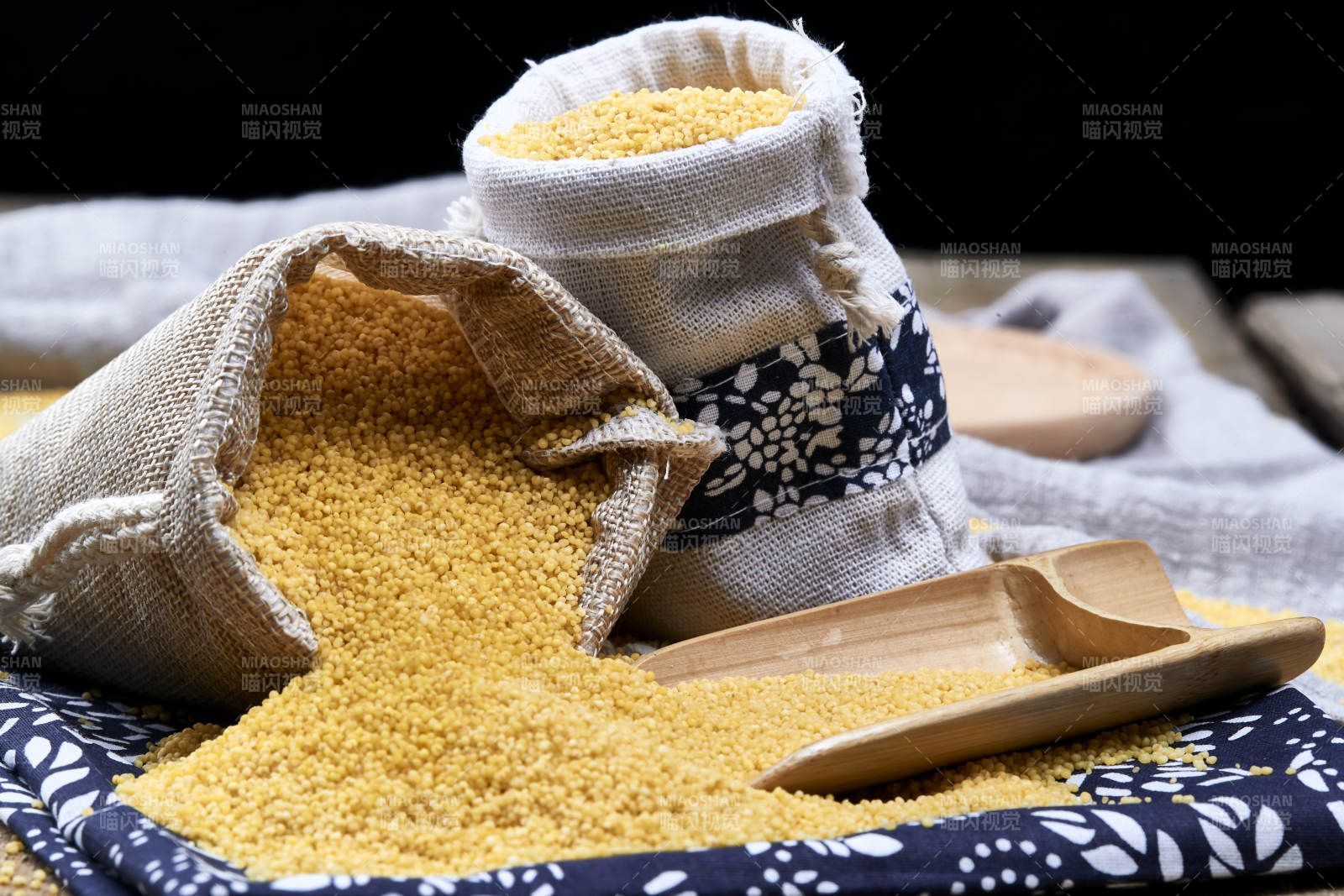 质量上乘的金黄小米粟米