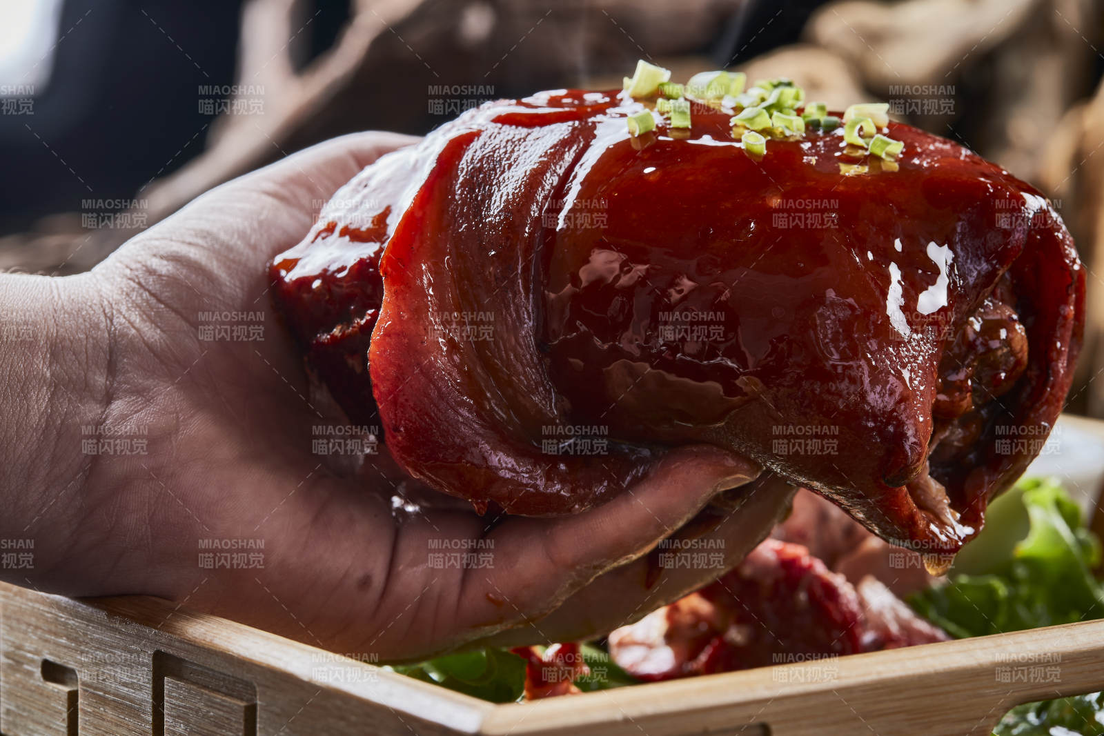 木质餐具装的杂粮饼时蔬配红烧肘子