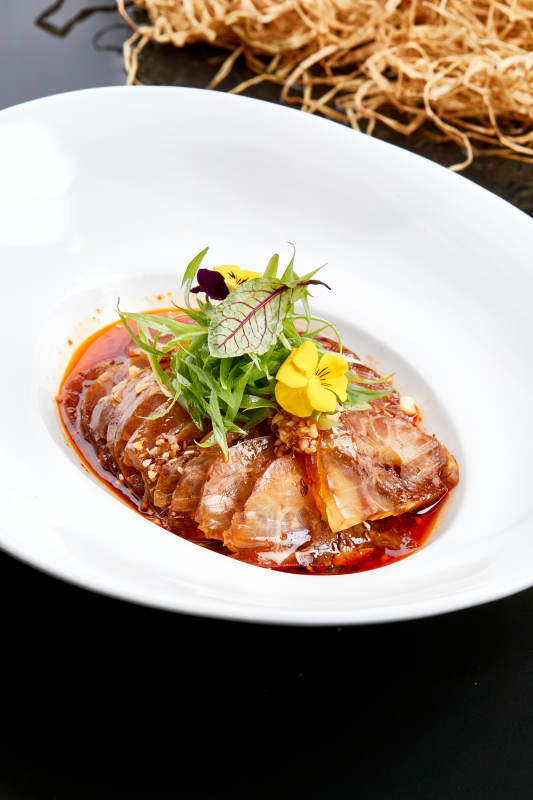 白色瓷盘装的红油牛腱