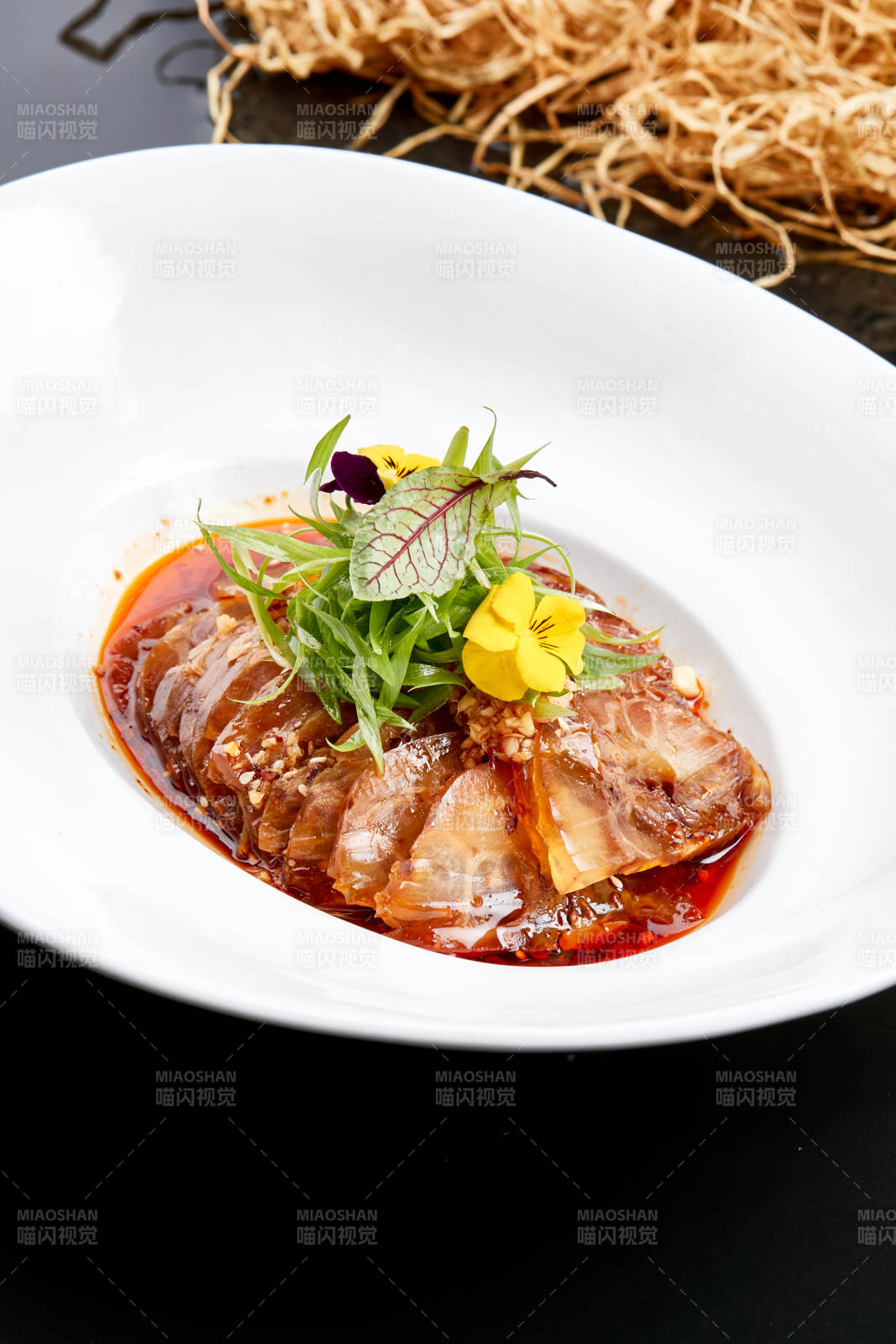 白色瓷盘装的红油牛腱