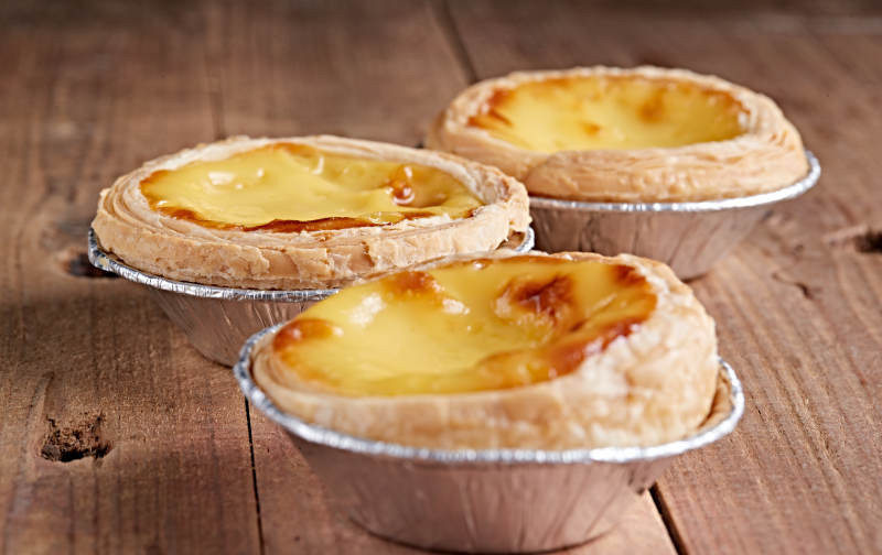 木板上的香烤葡式蛋挞