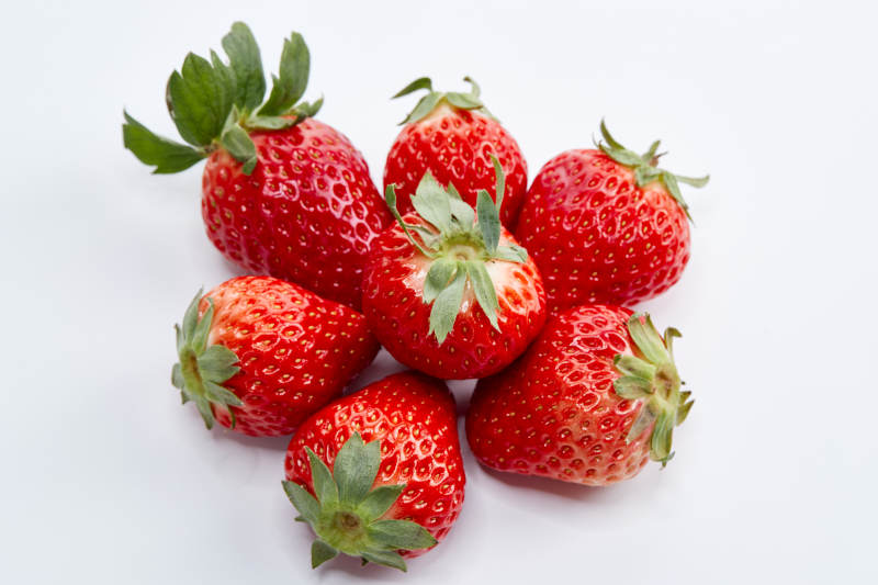 白色背景上摆放的新鲜草莓
