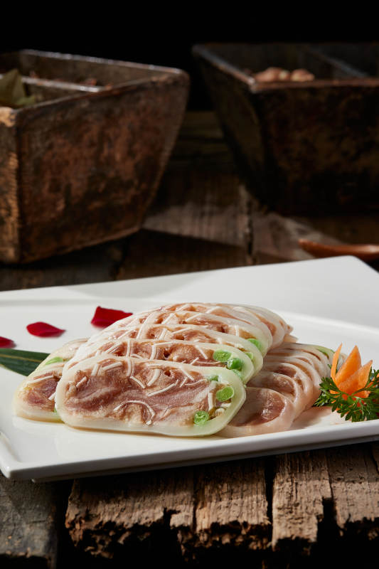 白色瓷盘装的秘制猪耳大鱿鱼卷