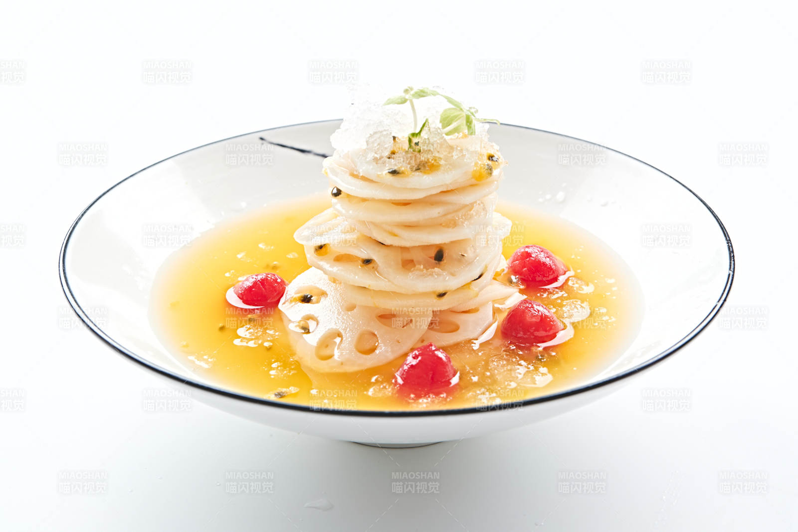 白色瓷盘装的橙汁冰镇莲藕片