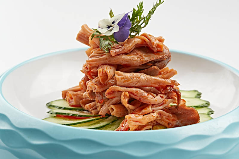 精美餐具装的香辣鸭板肠