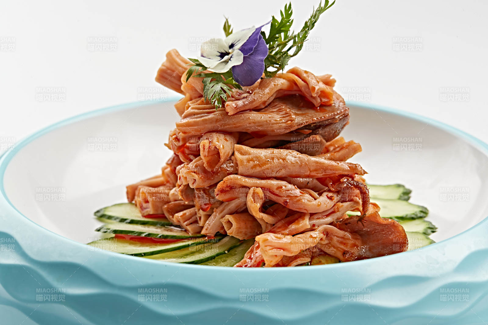 精美餐具裝的香辣鴨板腸